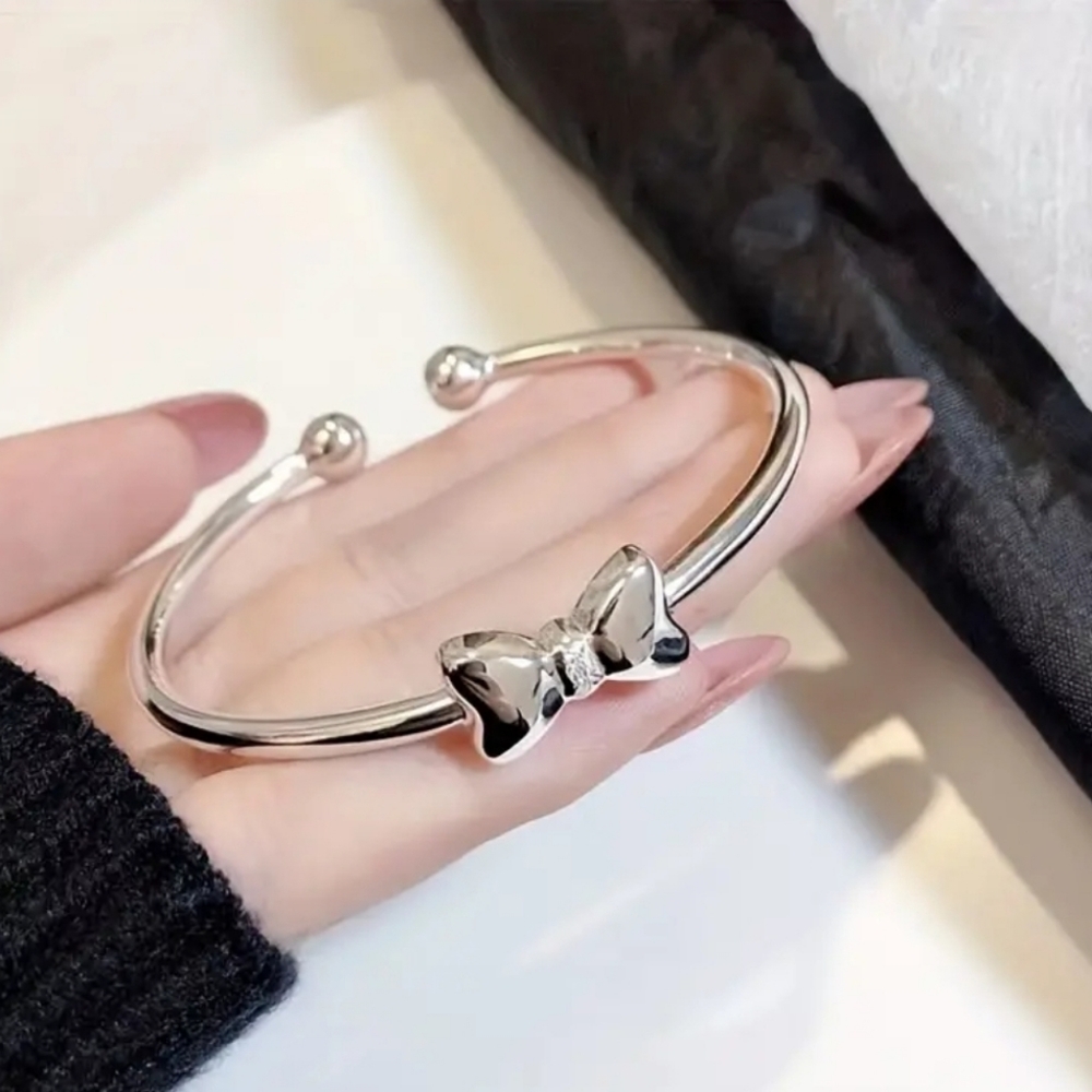 NWT! Bow Smooth 1pc Silver Bow Bracelet